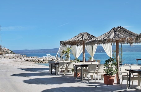 Beach. Pansion Epetium
