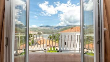 Habitación doble, balcón, vista al mar | Escritorio, insonorización y tabla de planchar con plancha