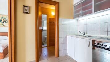 Studio, Garden View | Private kitchen | Electric kettle