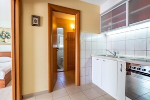 Studio, Garden View | Private kitchen