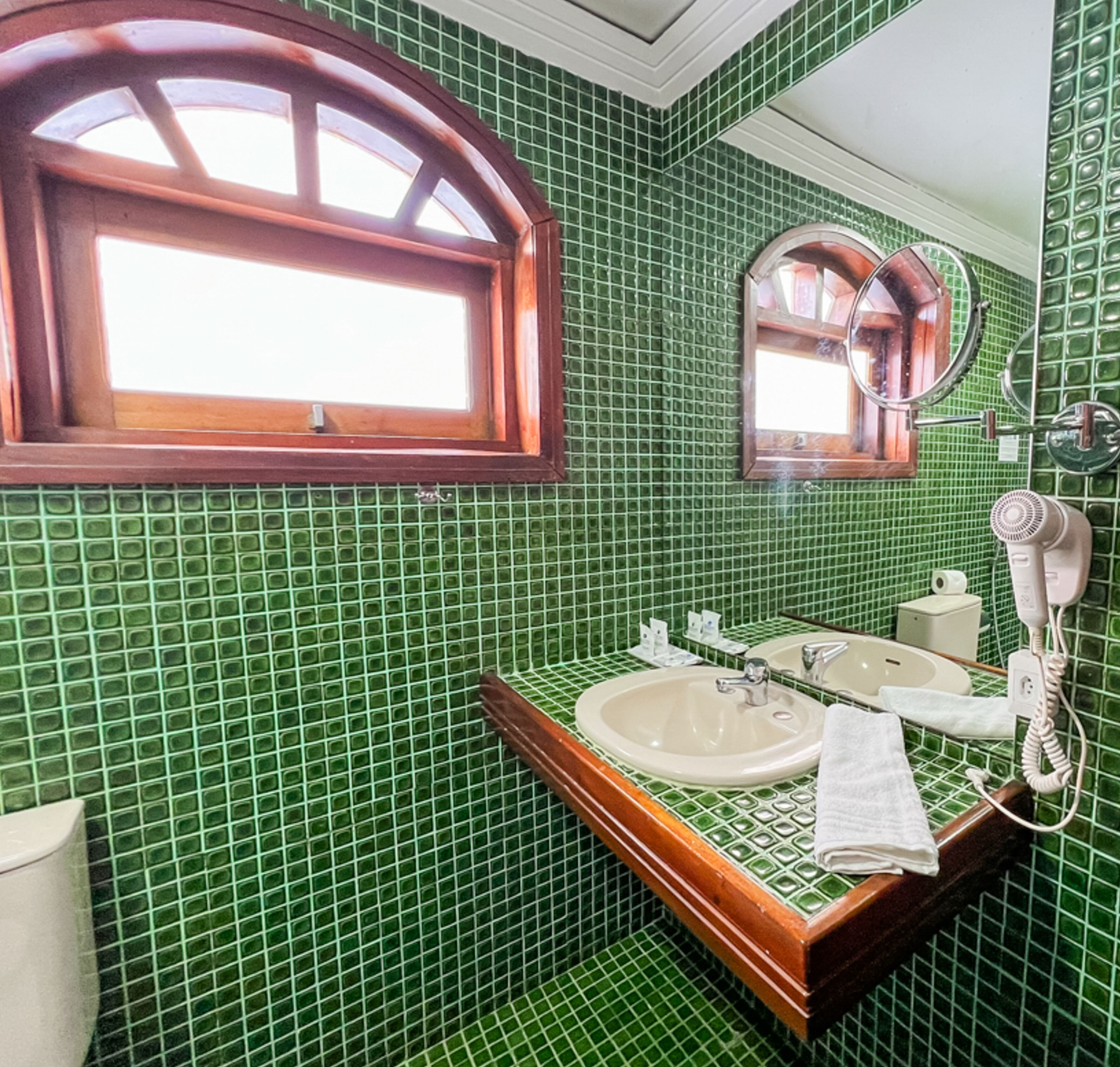 deluxe triple room, city view | bathroom | shower, hydromassage showerhead, free toiletries, hair dryer