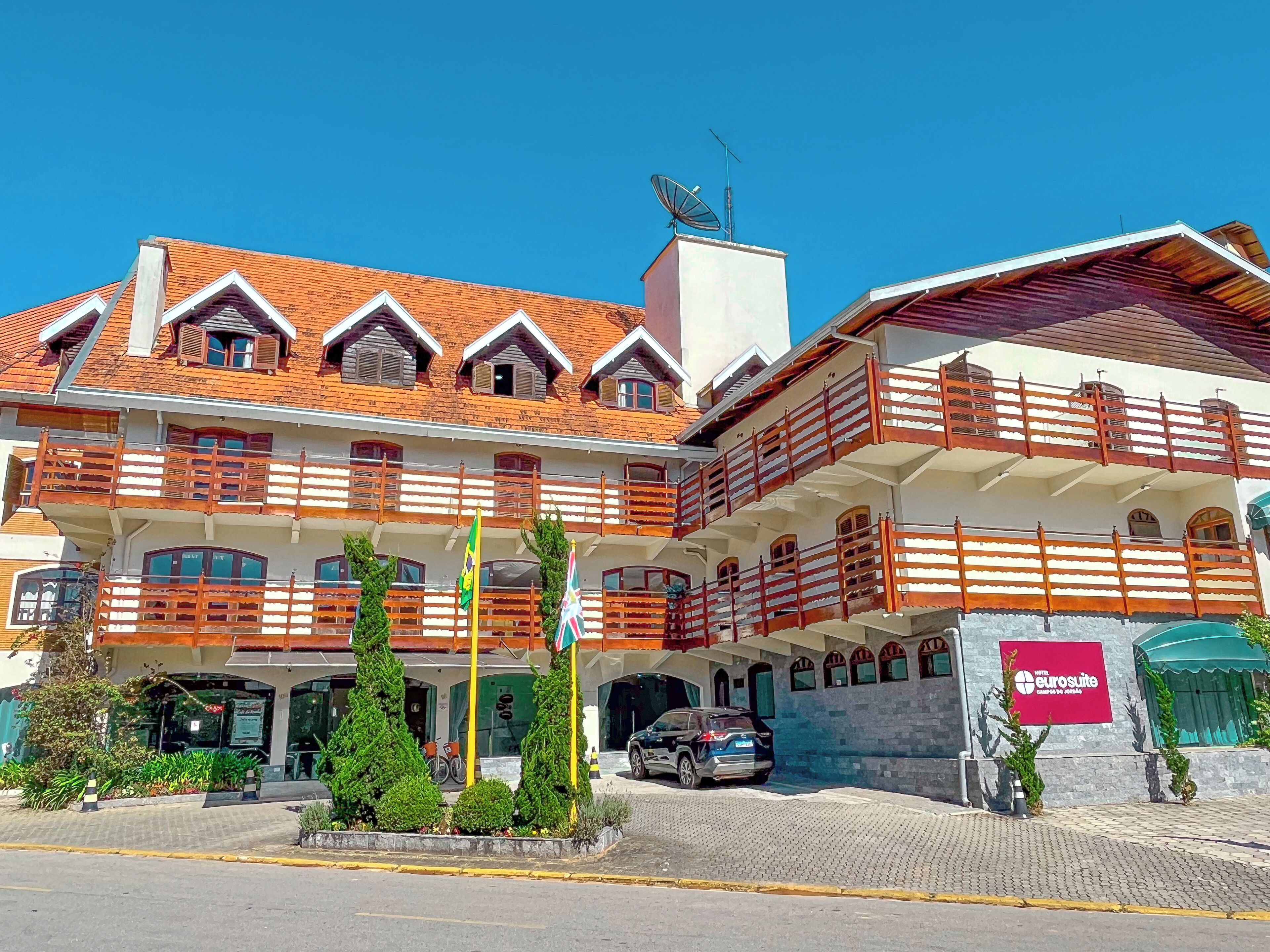 Depan hartanah - siang/malam