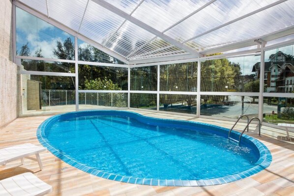 Piscine couverte, chaises longues