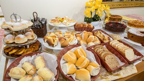 A buffet with various breads, pastries, and cakes. - Hotel Euro Suite Campos do Jordão (Campos do Jordão)