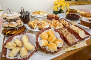 Daily buffet breakfast for a fee - Hotel Euro Suite Campos do Jordão (Campos do Jordão)