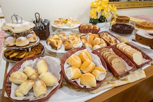 Se ofrece un desayuno bufé todos los días (por un coste adicional)