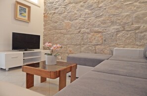 مساحة عمل للكمبيوتر المحمول ومكواة/لوح كي وواي فاي مجانًا وملاءات أسرّة