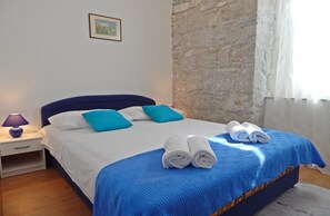 مساحة عمل للكمبيوتر المحمول ومكواة/لوح كي وواي فاي مجانًا وملاءات أسرّة