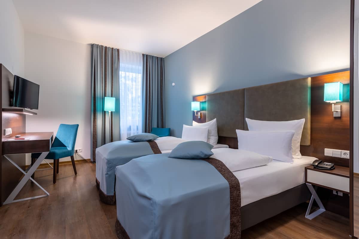 Camera con 2 letti singoli | Biancheria da letto ipoallergenica, minibar, una cassaforte in camera