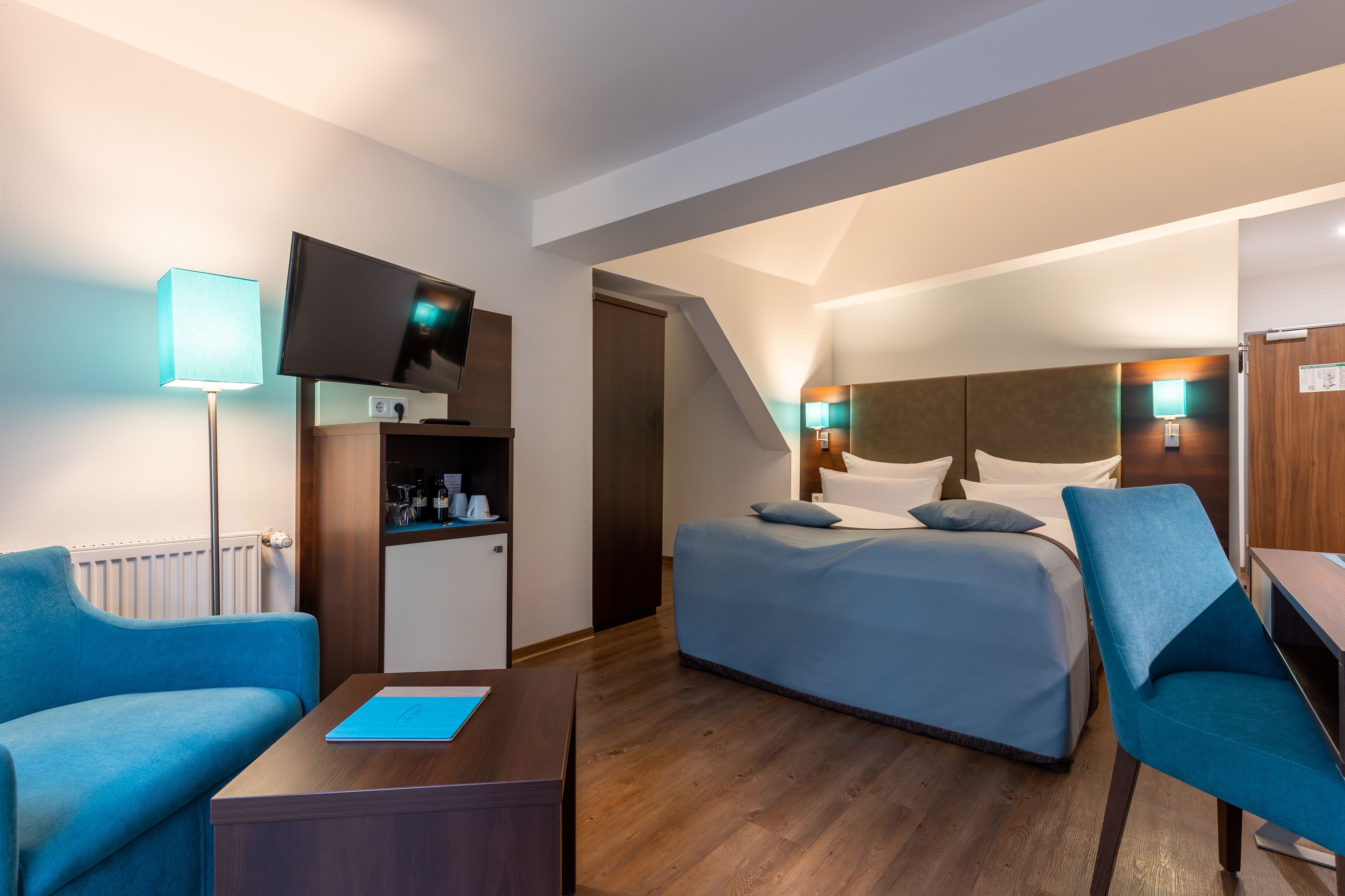 hypo-allergenic bedding, minibar, in-room safe, desk