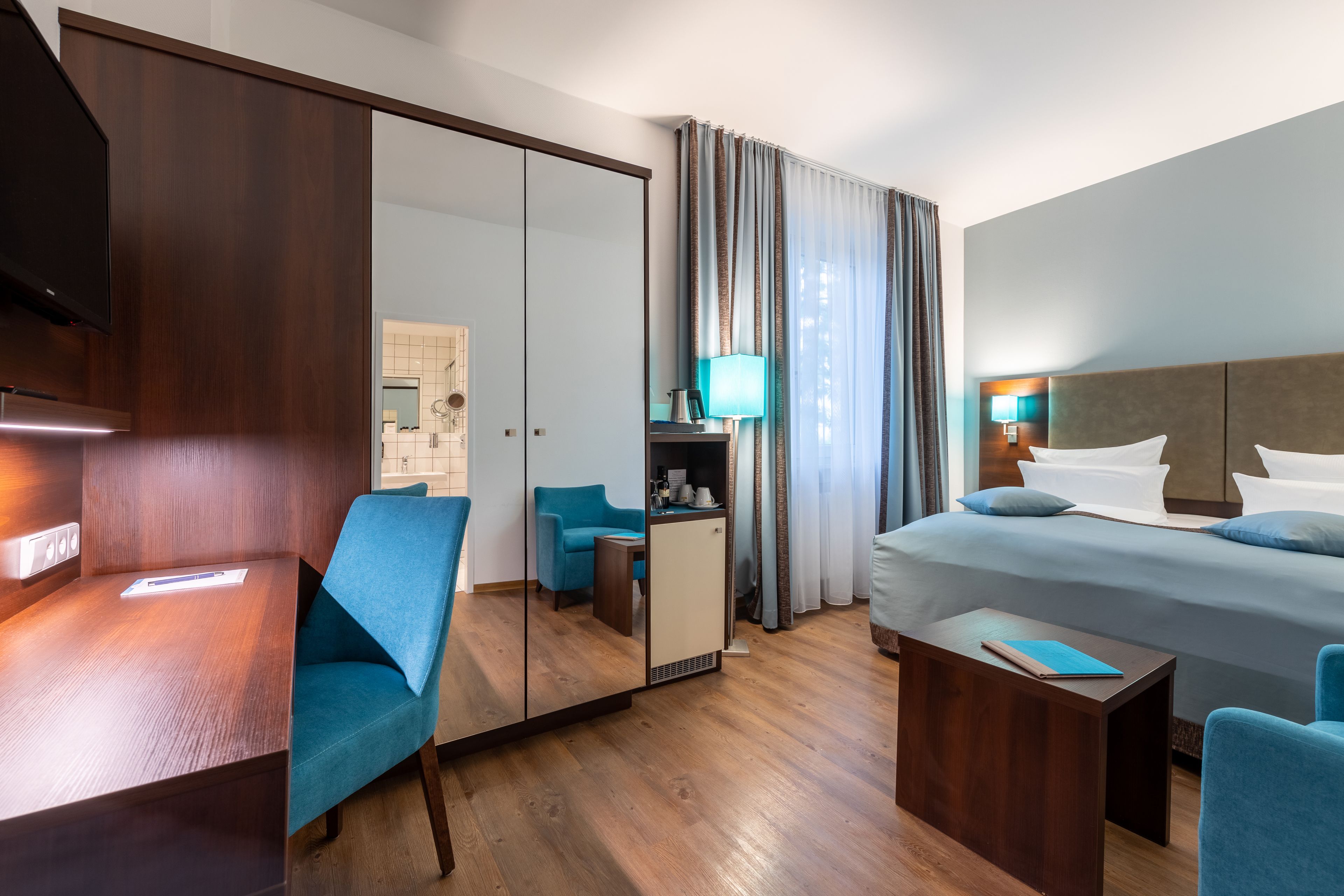 double room | hypo-allergenic bedding, minibar, in-room safe, desk