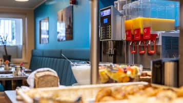 Bữa sáng buffet hàng ngày (18 EUR/mỗi người)