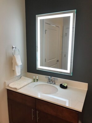 Chuveiro/banheira combinados, toalhas de banho