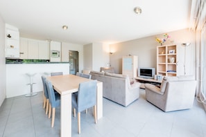 In-room dining - Amandari I-103 (Koksijde)