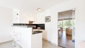 ماكينة لصنع القهوة/الشاي، ثلاجة، ميكروويف، فرن