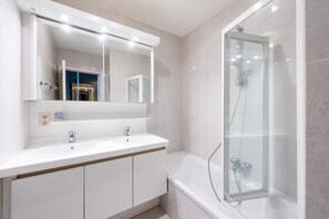 Combined shower/tub