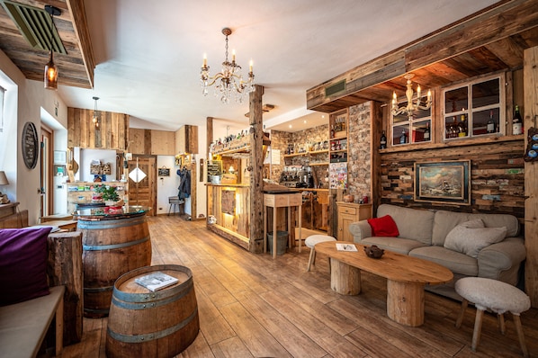 Lobby sitting area - Villa Ruggero Wine Hotel (Campitello di Fassa)