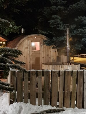 Outdoor spa tub - Villa Ruggero Wine Hotel (Campitello di Fassa)
