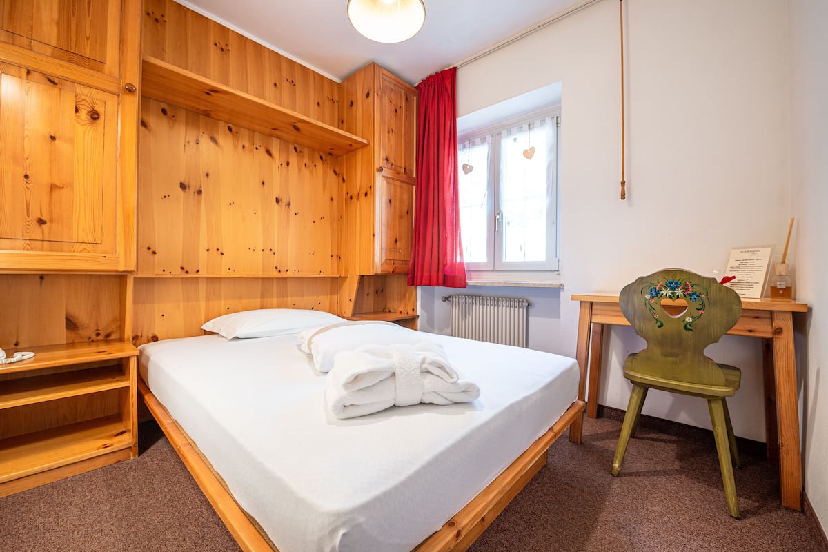 Single Room | In-room safe, desk, WiFi (free), bed sheets
