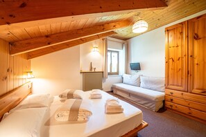 Quadruple Room | In-room safe, desk, free WiFi, bed sheets - Villa Ruggero Wine Hotel (Campitello di Fassa)