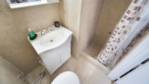 Apartment, 1 Double Bed, Non Smoking | Bathroom | Shower, hair dryer - Arenales & Pueyrredon (Buenos Aires)