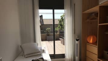 4 bedrooms, desk, iron/ironing board, free WiFi