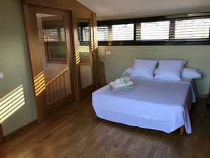 4 bedrooms, desk, iron/ironing board, free WiFi