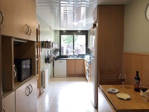 Réfrigérateur, four à micro-ondes, un four, surface de cuisson