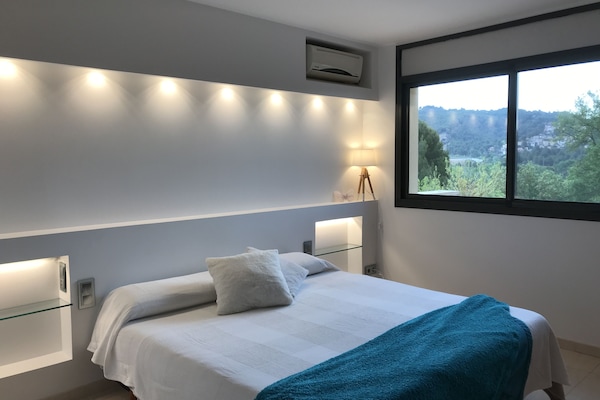 4 bedrooms, desk, iron/ironing board, free WiFi