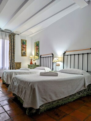 7 Schlafzimmer, Schreibtisch, Bügeleisen/Bügelbrett, Reisekinderbett