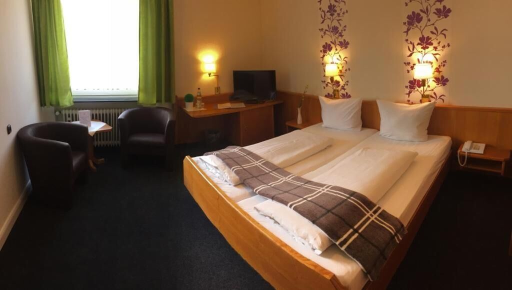 1 bedroom, desk, free wifi, bed sheets