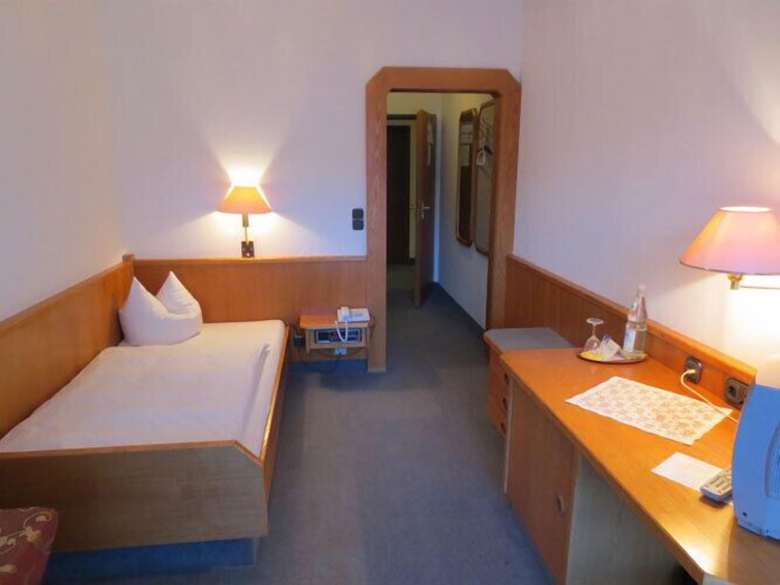 1 bedroom, desk, free wifi, bed sheets