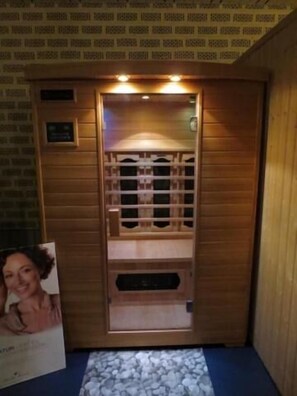 A sauna room with wooden walls and a bench. - Hotel Krone (Bad Kreuznach)