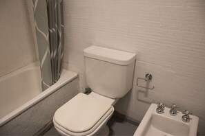 Departamento, 1 cama matrimonial, para no fumadores | Baño | Tina con regadera, secadora de cabello, bidet 