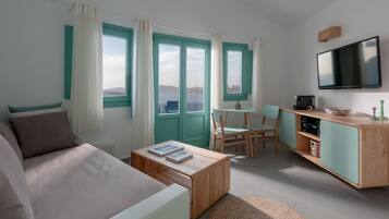 Una sala de estar moderna con sofá, mesa de centro y comedor.