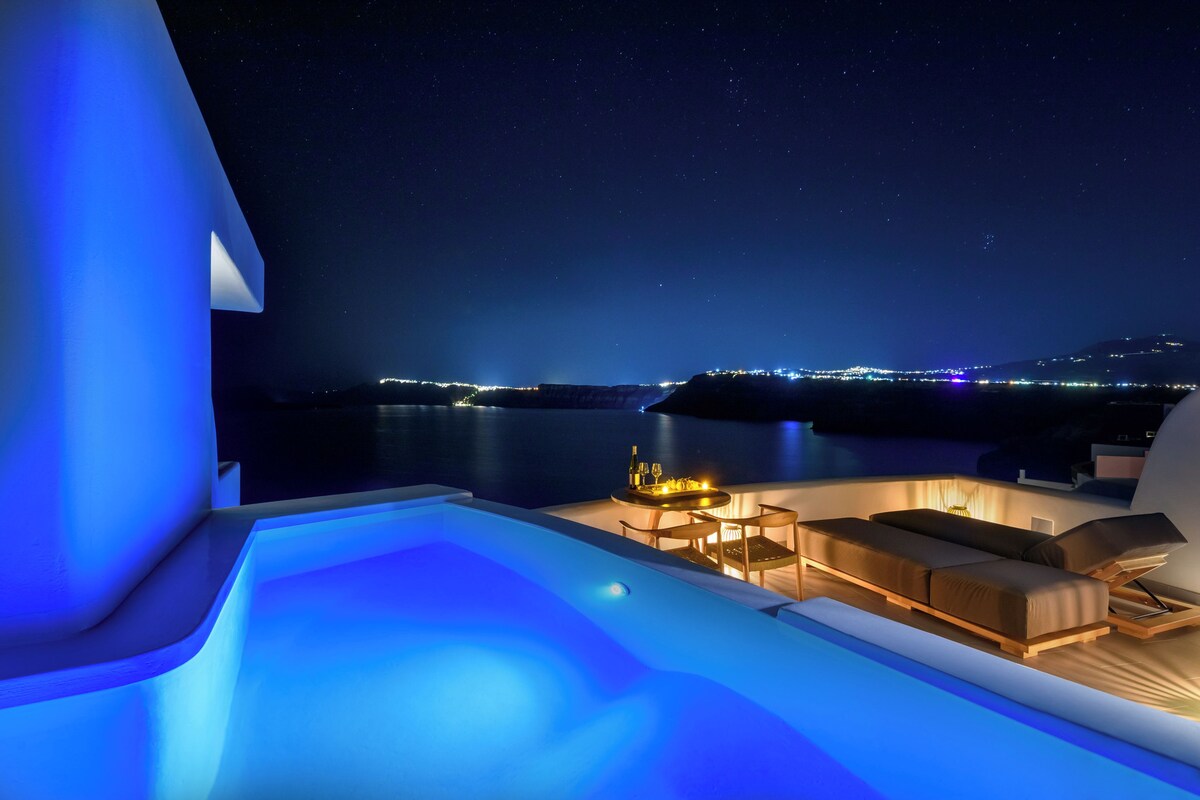 Honeymoon Suite with Private Plunge Pool & Caldera View