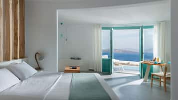 Grand Suite with Private Heated Pool Caldera View | Coffres-forts dans les chambres, bureau, rideaux occultants