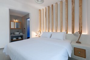 Honeymoon Suite with Private Heated Plunge Pool & Caldera View | 房內夾萬、書桌、遮光窗簾/窗簾、隔音