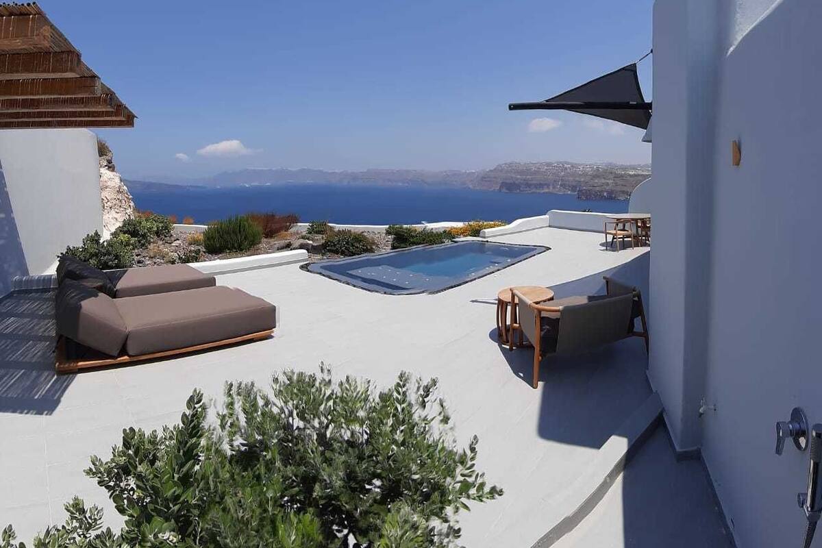 Grand Suite with Private Heated Pool Caldera View | Vistas al agua