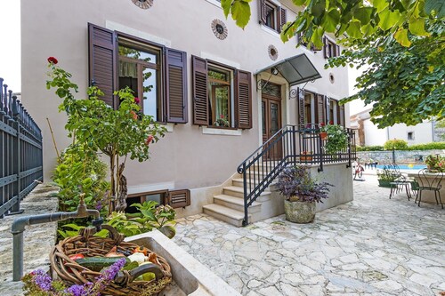 NEW !!!Lovely restored house with private pool and cascade