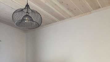 Standard Room, 1 Queen Bed, Non Smoking, Mountain View | Desk, blackout drapes, free WiFi, bed sheets