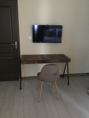 Bureau, rideaux occultants, Wi-Fi gratuit, draps fournis