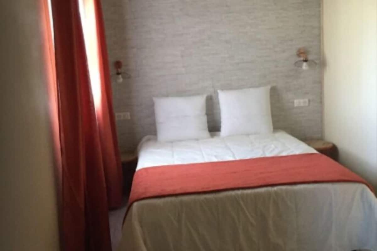 Standard Room, 1 Queen Bed, Non Smoking, Mountain View | Desk, blackout drapes, free WiFi, bed sheets