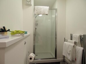Apartment, 1 Bedroom, Non Smoking (1st Floor) | Bathroom | Shower, towels - Thistle Apartments (Aberdeen)