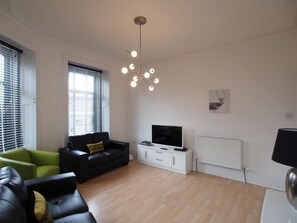 公寓, 1 间卧室, 无烟房 (1st Floor) | 起居区 | 平板电视