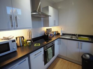 Apartment, 1 Bedroom, Non Smoking (Top Floor, 20F) | Private kitchen | Full-size fridge, microwave, oven, stovetop - Wallfield Field Apartments (Aberdeen)