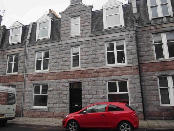 Front of property - Wallfield Field Apartments (Aberdeen)