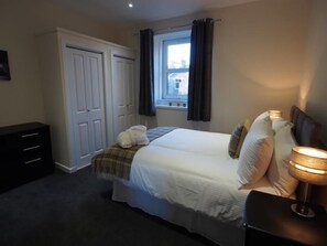 Apartment, 1 Bedroom, Non Smoking (Top Floor, 20F) | 1 bedroom, in-room safe, iron/ironing board, free cribs/infant beds - Wallfield Field Apartments (Aberdeen)