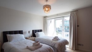 2 bedrooms, in-room safe, iron/ironing board, free cots/infant beds - Queens Highlands (Aberdeen)
