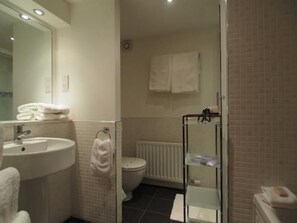 Apartment, 2 Bedrooms, Non Smoking (108F) | Bathroom | Combined shower/tub, towels